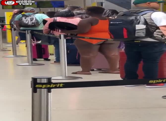 Video :She is awaiting the packing of her underwear and pants!